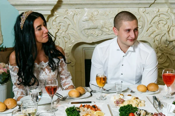 La novia y el novio celebran en el restaurante grandioso. después de la boda Fotos De Stock