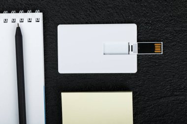 Beyaz kart. Ofis Resepsiyon ahşap arka plan üstten görünüm kadar sahte