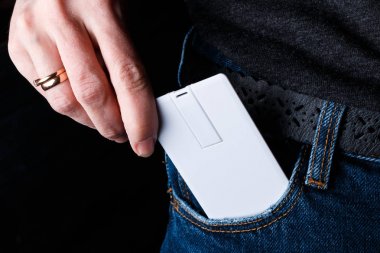 kadar alay et. Beyaz kart usb flash bellek kartı tutan kadın