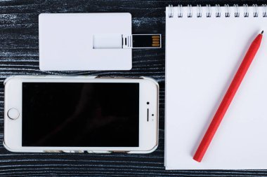 Kağıt arka plan beyaz, kartvizit fan yığınının mockup dokulu.