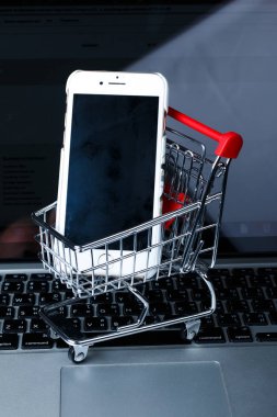 hareket eden telefon içinde gıda sepeti. yukarı alay
