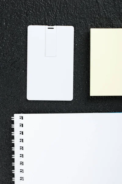 Tarjeta blanca. Escritorio de oficina vista superior de fondo de madera maqueta hasta — Foto de Stock