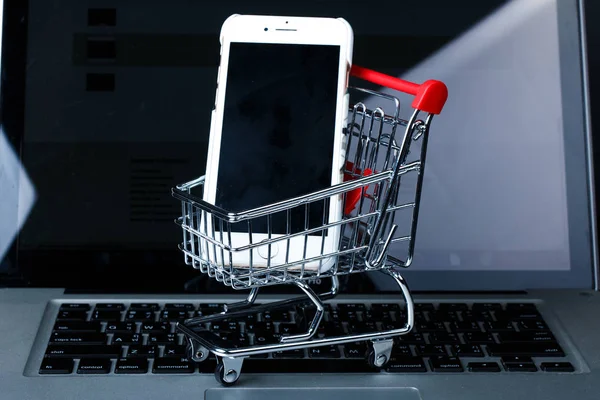 hareket eden telefon içinde gıda sepeti. yukarı alay