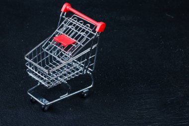 izole arka plan üzerinde küçük bir alışveriş sepeti