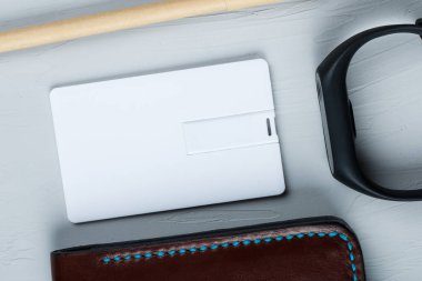 Beyaz bussines, usb flash bellek, kredi kartı mockup tasarım