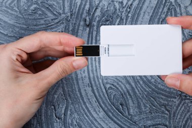 Beyaz bussines, usb flash bellek, kredi kartı mockup tasarım