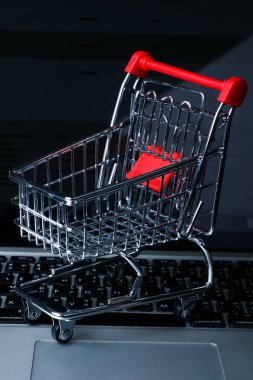 izole arka plan üzerinde küçük bir alışveriş sepeti