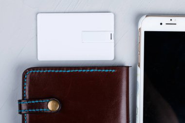 Beyaz bussines, usb flash bellek, kredi kartı mockup tasarım