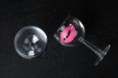 çizgi karakter kadeh şarap 