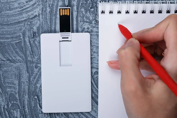 Blanco bussines, memoria flash USB, tarjeta de crédito en el diseño de la maqueta — Foto de Stock