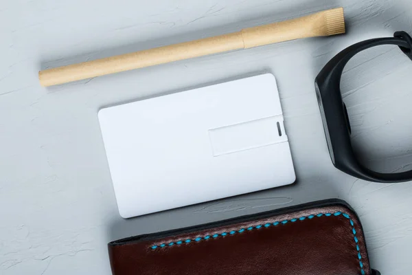 Blanco bussines, memoria flash USB, tarjeta de crédito en el diseño de la maqueta — Foto de Stock