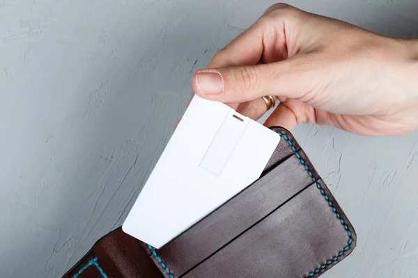 Beyaz bussines, usb flash bellek, kredi kartı mockup tasarım