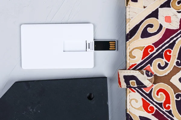 Beyaz bussines, usb flash bellek, kredi kartı mockup tasarım