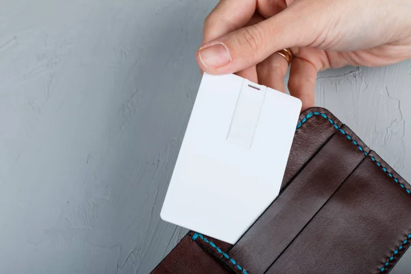 Blanco bussines, memoria flash USB, tarjeta de crédito en el diseño de la maqueta Imagen De Stock
