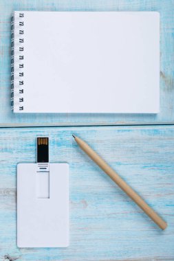 Beyaz iş kartı, isim kartı, usb flash bellek kartı mockup tasarım