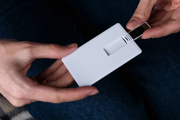 Beyaz iş kartı, isim kartı, usb flash bellek kartı mockup tasarım