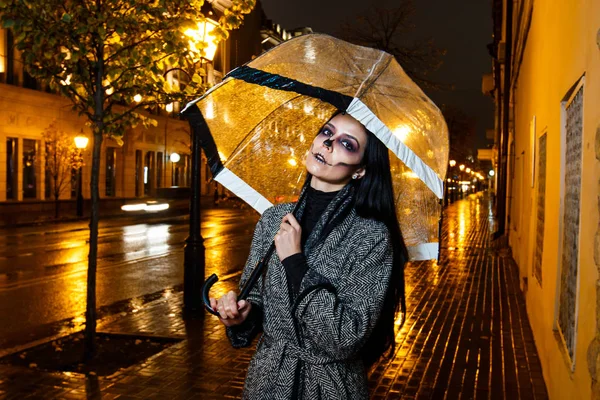 Junges Mädchen mit Skelett-Make-up. halloween — Stockfoto