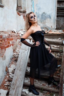 güzel genç kadın kılık Halloween, gün. kırık tuğla merdiven