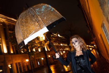 güzel sarışın bir Halloween cadı kostüm