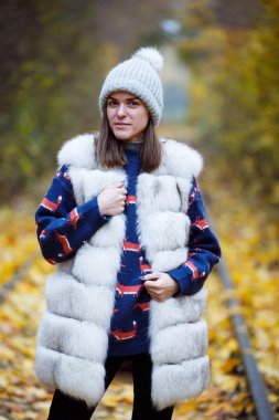 şapka ve atkı sonbahar doğa arka planda açık genç gülümseyen kadın