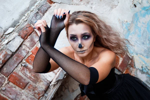 Schöne junge Frau im Kostüm an Halloween, Tag. Gebrochene Ziegeltreppe — Stockfoto