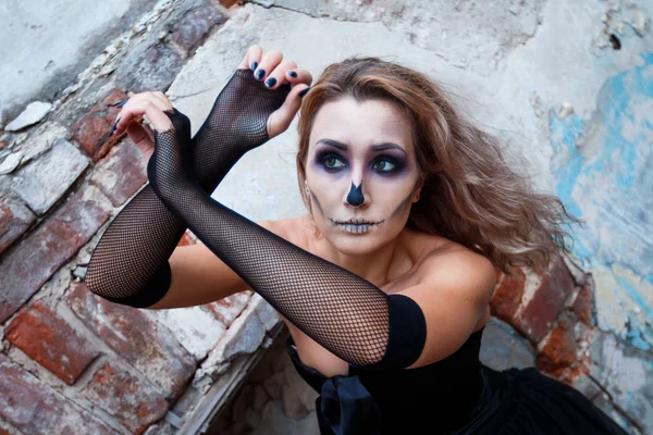 Schöne junge Frau im Kostüm an Halloween, Tag. Gebrochene Ziegeltreppe — Stockfoto