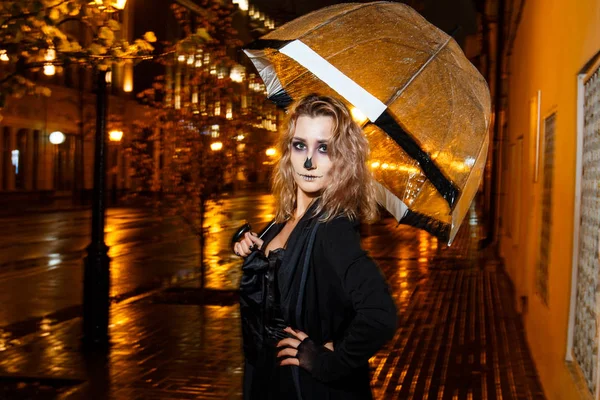 Krásná blondýna v čarodějnice kostým na halloween — Stock fotografie