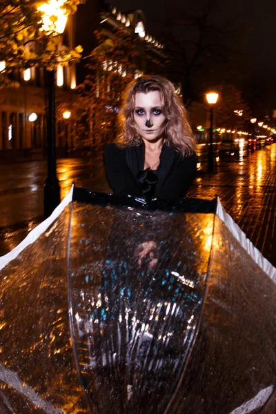 Krásná blondýna v čarodějnice kostým na halloween — Stock fotografie