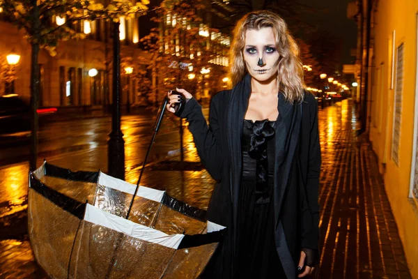 Belle blonde en costume de sorcière sur un Halloween — Photo