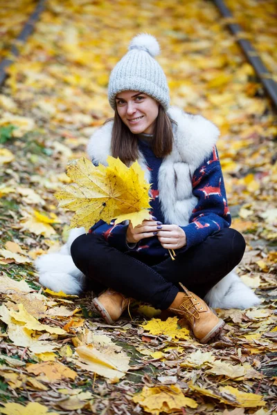 Jeune femme souriante avec chapeau et écharpe en plein air en automne nature fond — Photo