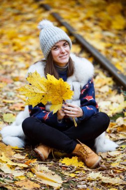 şapka ve atkı sonbahar doğa arka planda açık genç gülümseyen kadın