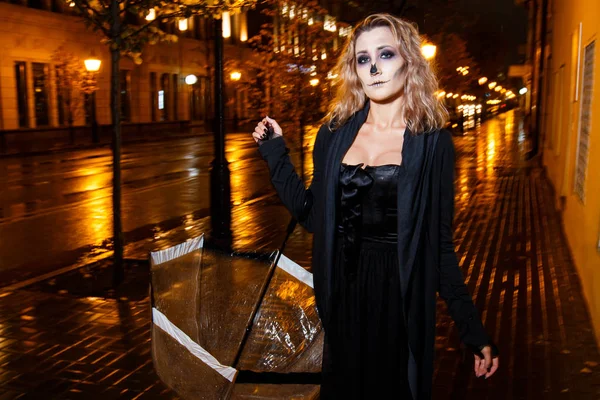 Hermosa rubia en un disfraz de bruja en un halloween Fotos De Stock Sin Royalties Gratis