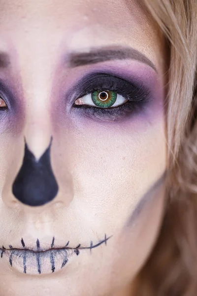 Halloween. Retrato de una joven hermosa chica con esqueleto de maquillaje en su cara —  Fotos de Stock