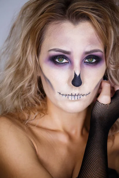 Απόκριες. Πορτρέτο του όμορφη κοπέλα με make-up σκελετού στο πρόσωπό της — Φωτογραφία Αρχείου