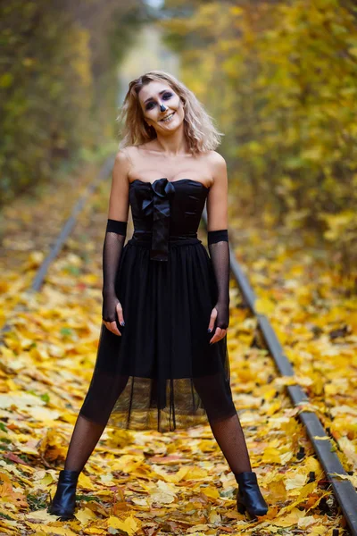 Una mujer está usando maquillaje esquelético en su cara para una celebración de Halloween o disfraz idea.outdoor. Belleza del infierno, retrato femenino espeluznante , — Foto de Stock