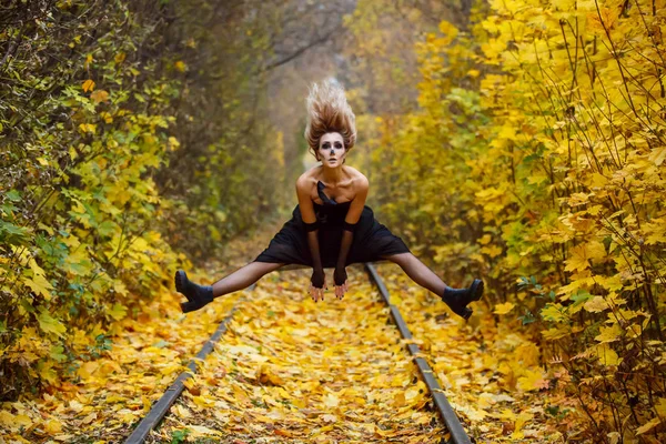 Bir kadın bir Cadılar Bayramı kutlama veya kostüm idea.outdoor yüzünde iskelet makyaj giyiyor. Güzellik cehennemden, ürkütücü kadın portre,