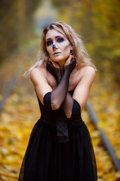 Žena je kostra namalovaná na tváři pro Halloween oslavu či kostým idea.outdoor. Krása z pekla, strašidelné ženský portrét, — Stock fotografie