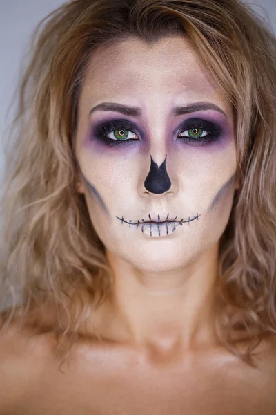 Απόκριες. Πορτρέτο του όμορφη κοπέλα με make-up σκελετού στο πρόσωπό της — Φωτογραφία Αρχείου