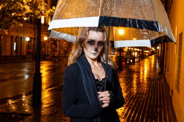 Hallowen makyaj. şemsiye akşam sokakta kızla 
