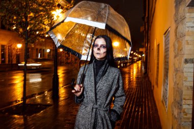 Hallowen makyaj. şemsiye akşam sokakta kızla 