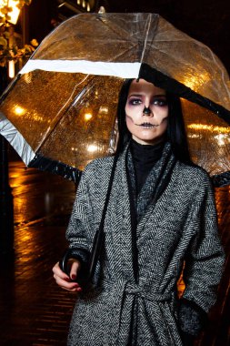 Hallowen makyaj. şemsiye akşam sokakta kızla 
