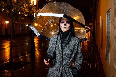 Hallowen makyaj. şemsiye akşam sokakta kızla 