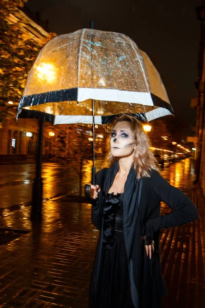 Hallowen make-upu. dívka s deštníkem na ulici večer — Stock fotografie