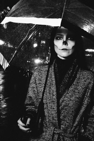 Hallowen makyaj. şemsiye akşam sokakta kızla — Stok fotoğraf