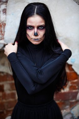 Halloween iskelet cadı kadın portre. Güzel Glamour moda seksi kadının uzun siyah saçlı, güzellik makyaj ve kostüm