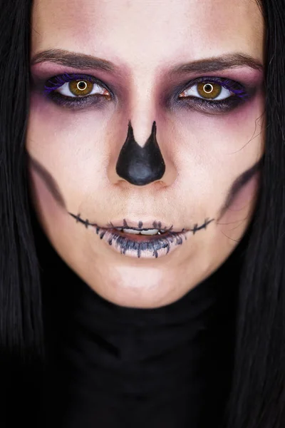 Hermosa mujer con esqueleto de maquillaje — Foto de Stock
