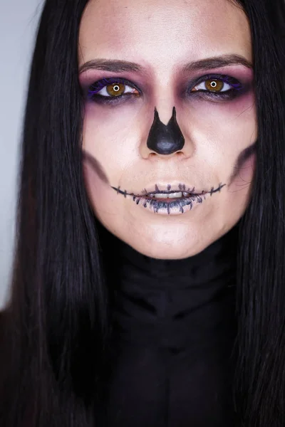 Красивая женщина с макияжем скелет — стоковое фото