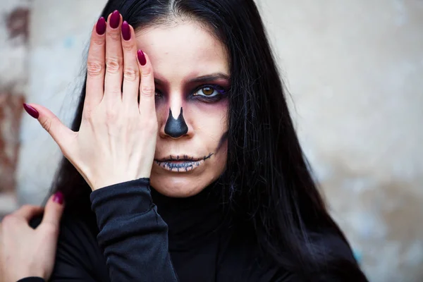 Halloween squelette sorcière portrait de femme. Belle mode glamour dame vampire sexy avec de longs cheveux foncés, maquillage de beauté et costume — Photo