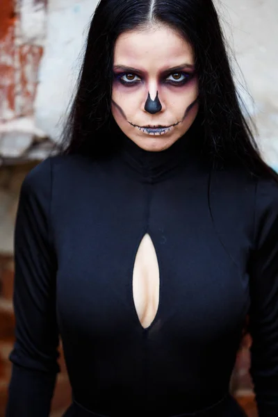 Halloween skelett häxa kvinna porträtt. Vackra Glamour mode sexig vampyr dam med långt mörkt hår, Beauty Make Up och kostym — Stockfoto