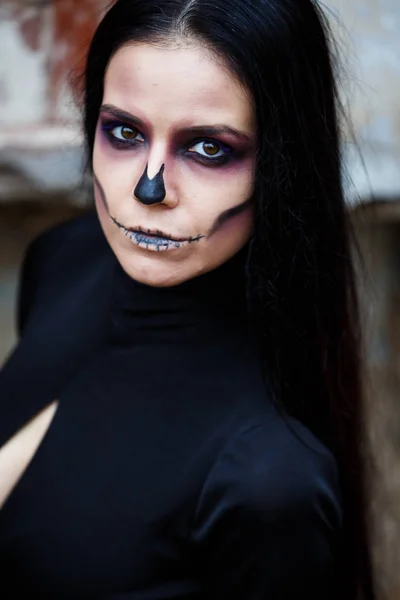 Портрет женщины-ведьмы на Хэллоуин. Красивая гламурная мода Сексуальная Вампирша с длинными темными волосами, красотой макияж и костюм — стоковое фото